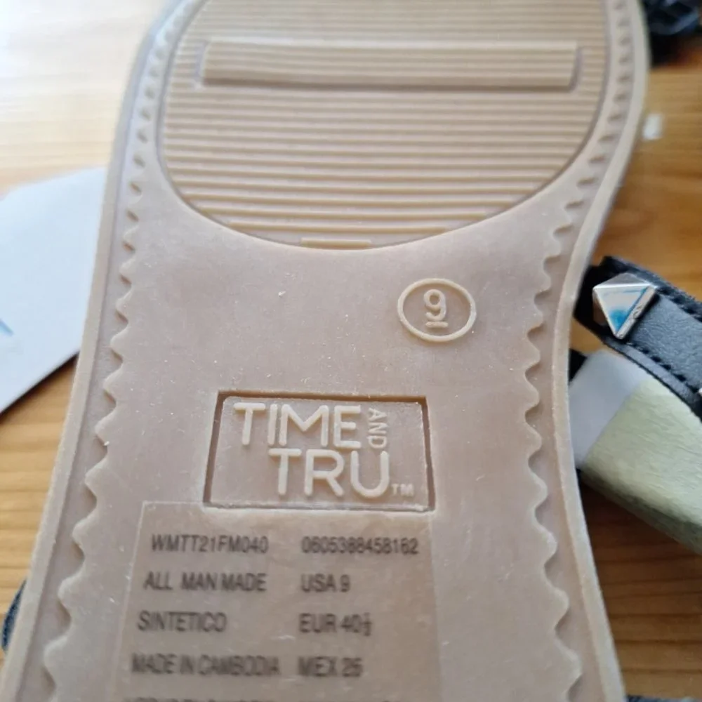 Time & Tru Flat Sandals Size 9 🎇 ADD-ON For $5 To Bundles Of $20 Or More!! - Picture 4 of 4